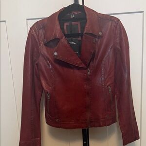 MAURITIUS LEATHER WOMEN'S FAYOLA FEATHERWEIGHT LEATHER MOTO JACKET
Size med WINE